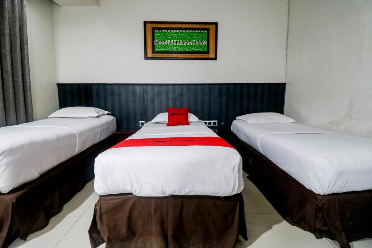 Reddoorz Plus @ Banjarmasin Tengah Hotel Ngoại thất bức ảnh