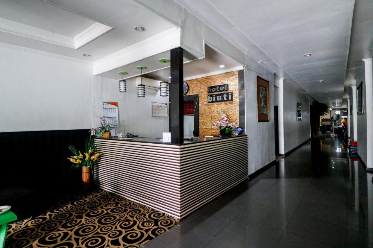 Reddoorz Plus @ Banjarmasin Tengah Hotel Ngoại thất bức ảnh